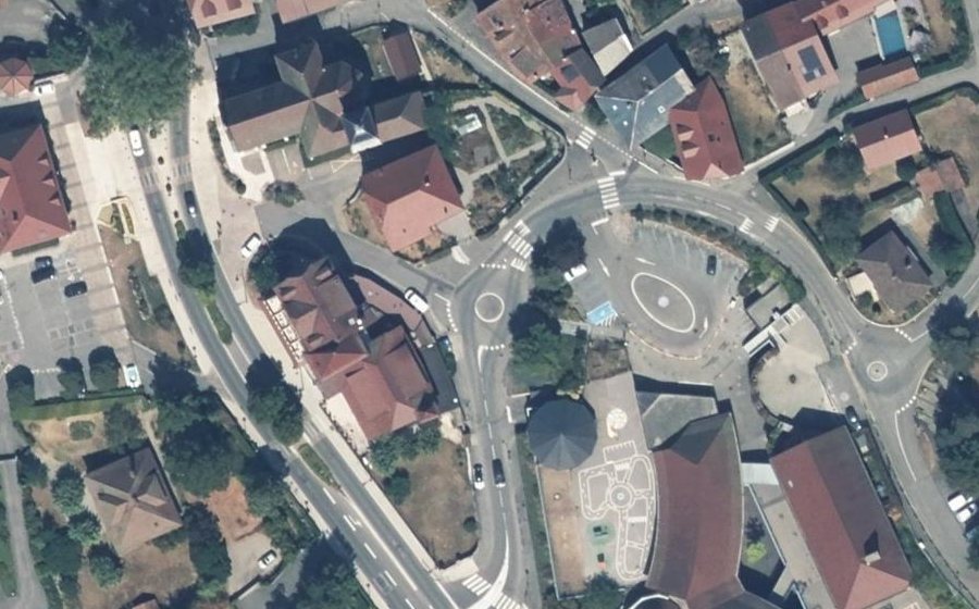 Vue aérienne du Rond-point anonyme n°1045111029