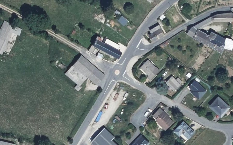 Vue aérienne du Rond-point anonyme n°1046120822