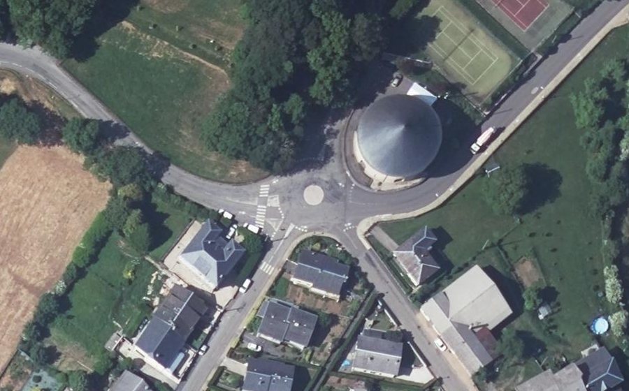 Vue aérienne du Rond-point anonyme n°1046227293