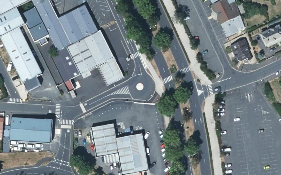 Vue aérienne du Rond-point anonyme n°1046374391