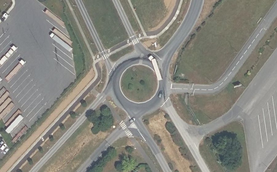 Vue aérienne du Rond-point anonyme n°104640635