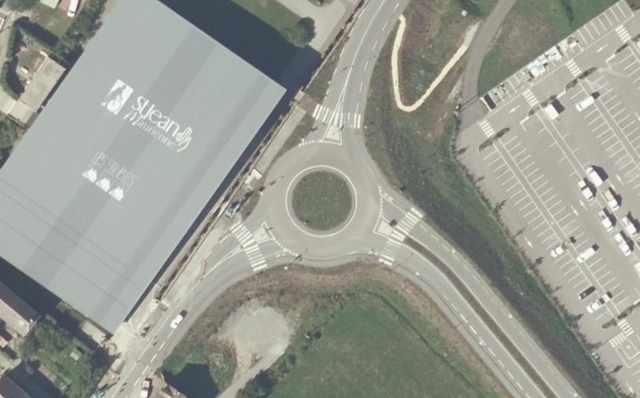 Vue aérienne du Rond-point anonyme n°1046411358