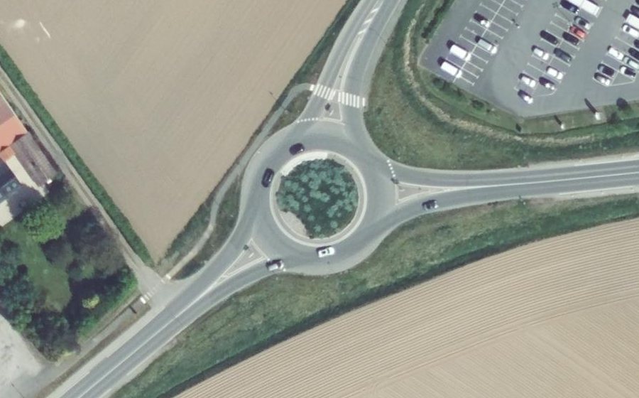 Vue aérienne du Rond-point anonyme n°1046434399