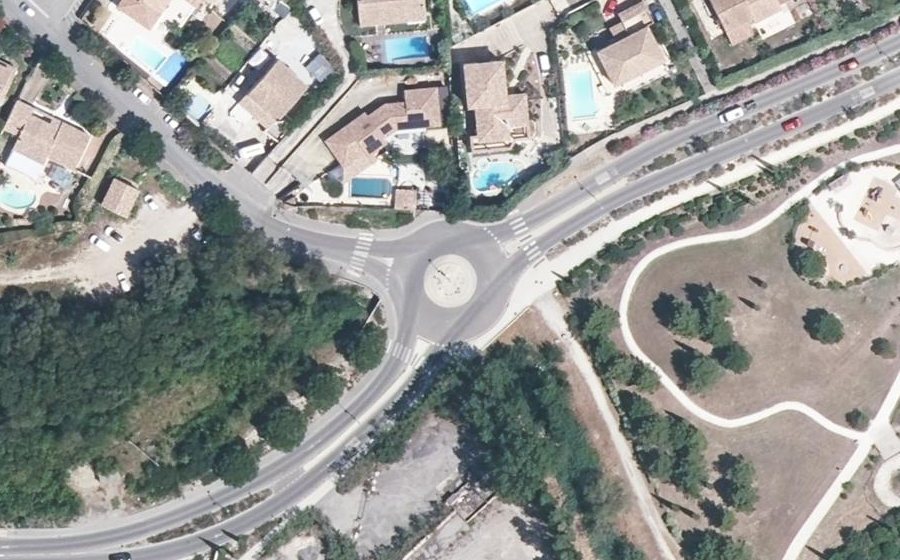 Vue aérienne du Rond-point anonyme n°1046454618