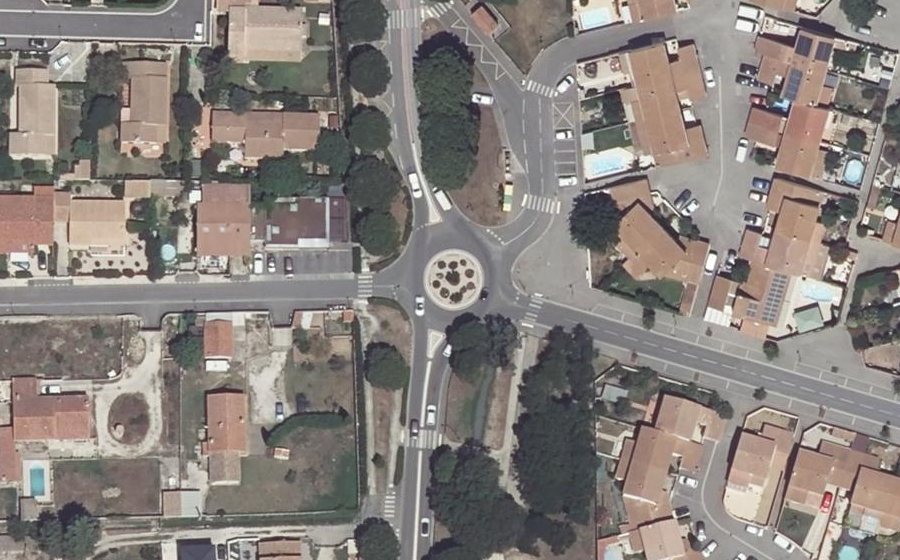 Vue aérienne du Rond-point anonyme n°104648073