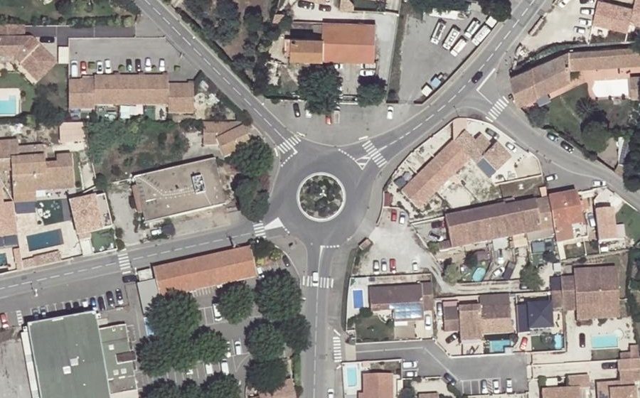 Vue aérienne du Rond-point anonyme n°104648090