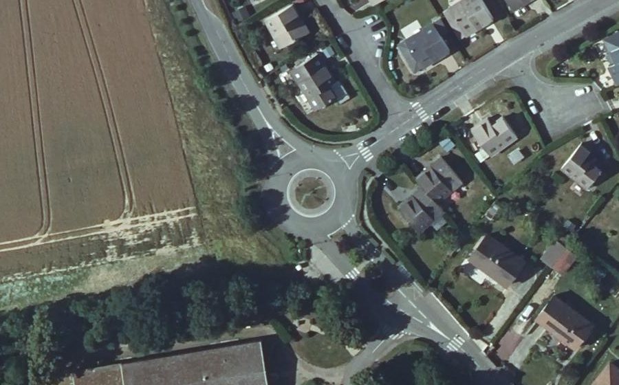 Vue aérienne du Rond-point anonyme n°1046491743