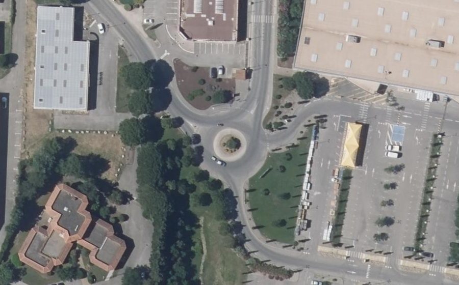 Vue aérienne du Rond-point anonyme n°104659297