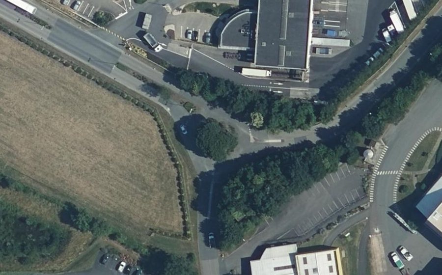 Vue aérienne du Rond-point anonyme n°104685828