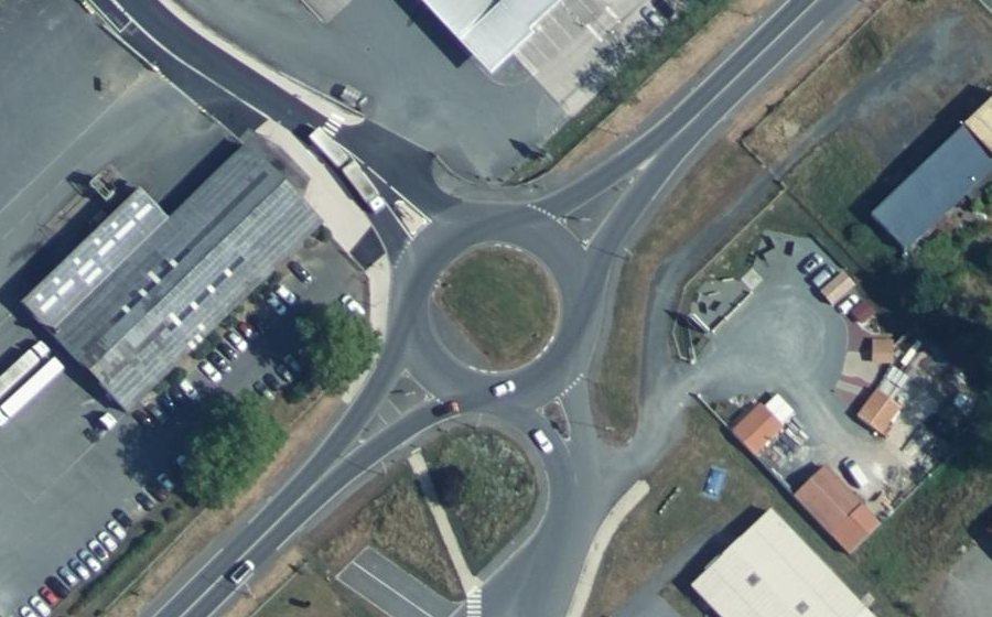 Vue aérienne du Rond-point anonyme n°104685958