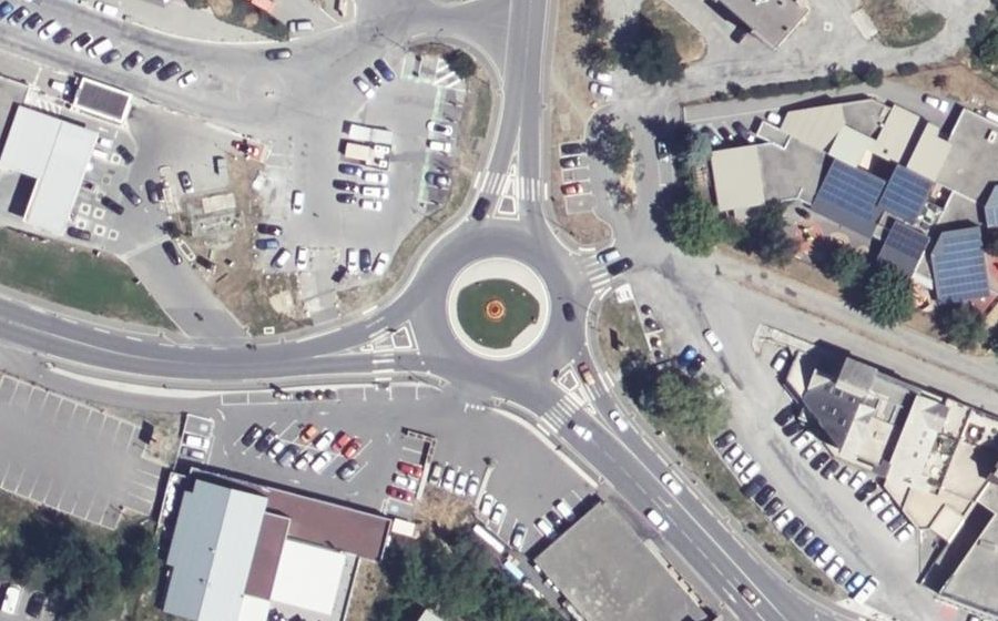 Vue aérienne du Rond-point anonyme n°1046914337