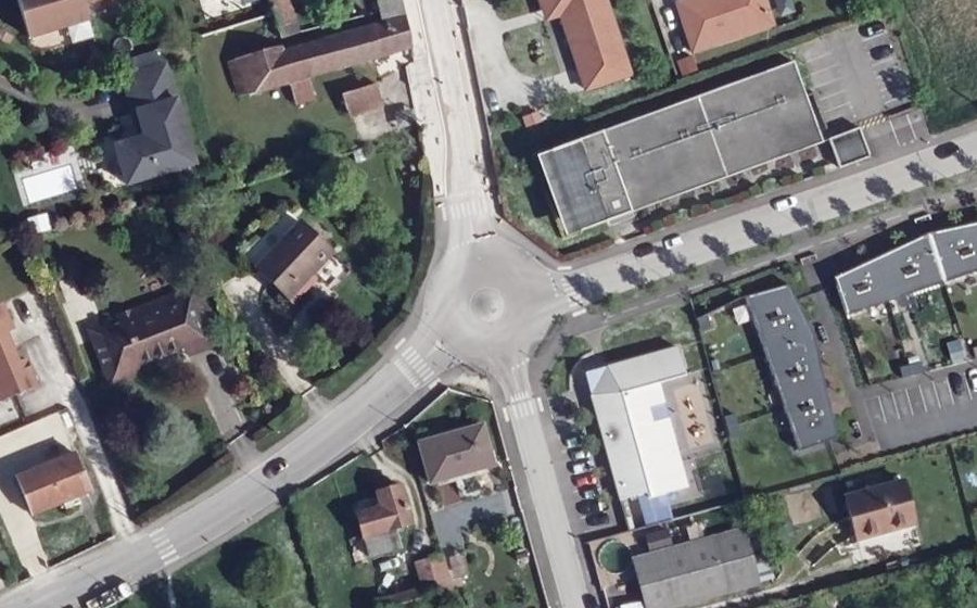 Vue aérienne du Rond-point anonyme n°104694719
