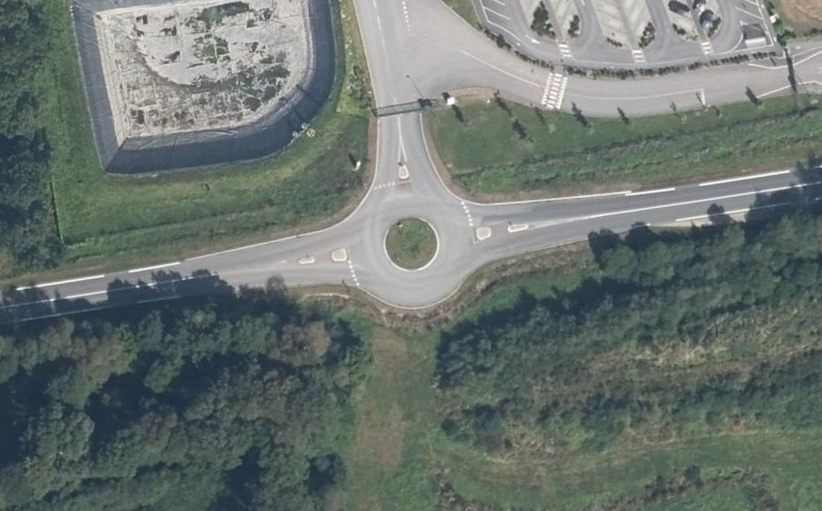 Vue aérienne du Rond-point anonyme n°1046966575