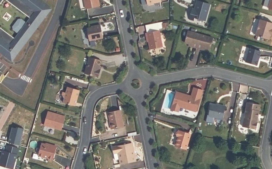 Vue aérienne du Rond-point anonyme n°104719523