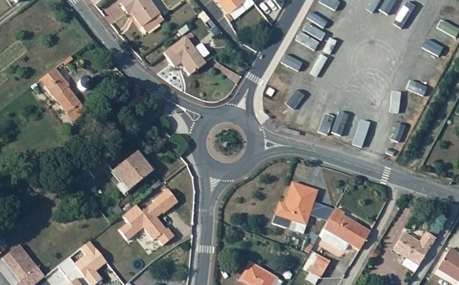 Vue aérienne du Rond-point anonyme n°104719752