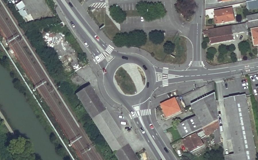 Vue aérienne du Rond-point anonyme n°1047478450