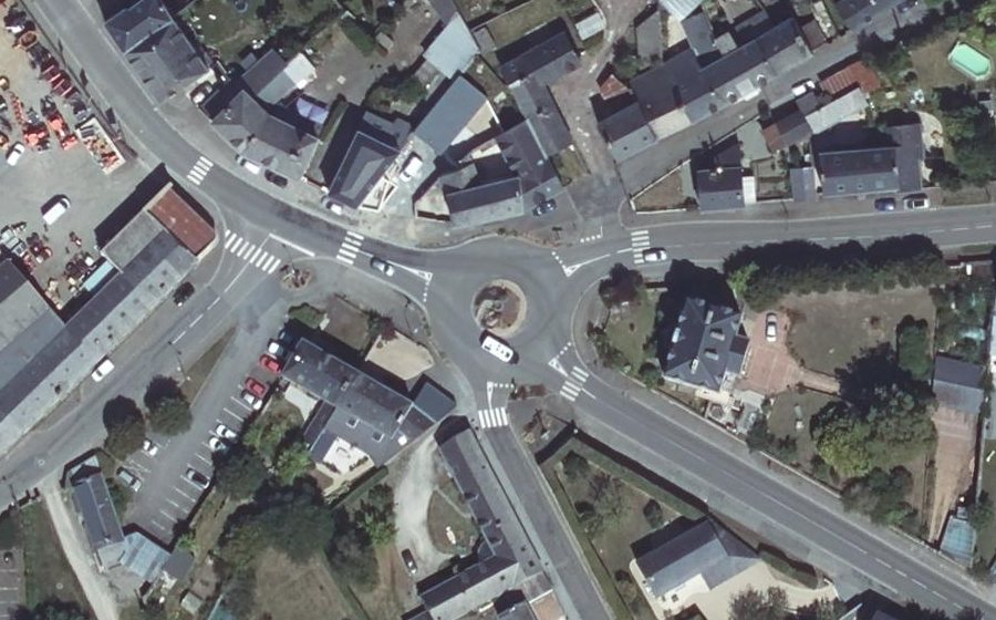 Vue aérienne du Rond-point anonyme n°104773355