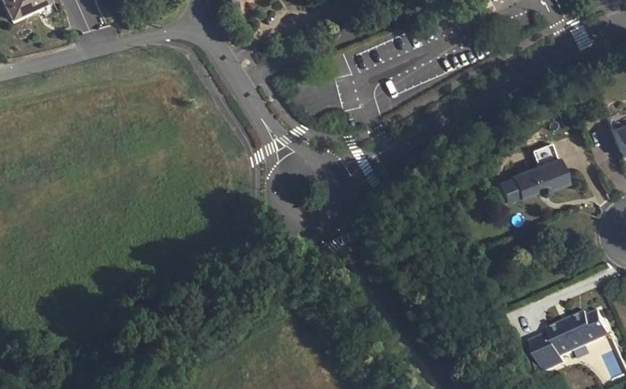 Vue aérienne du Rond-point anonyme n°104786162
