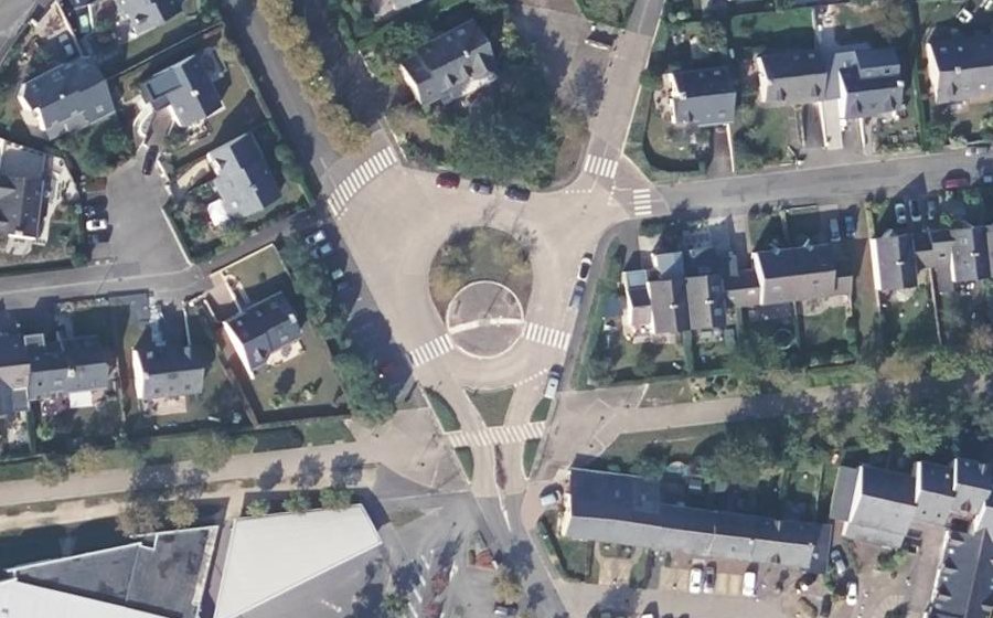 Vue aérienne du Rond-point anonyme n°104795327
