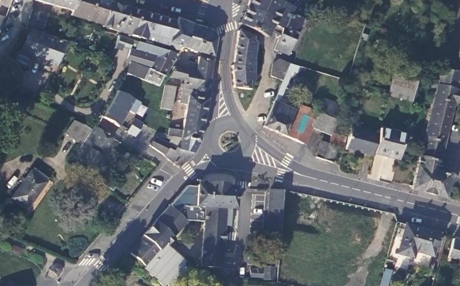 Vue aérienne du Rond-point anonyme n°104833268