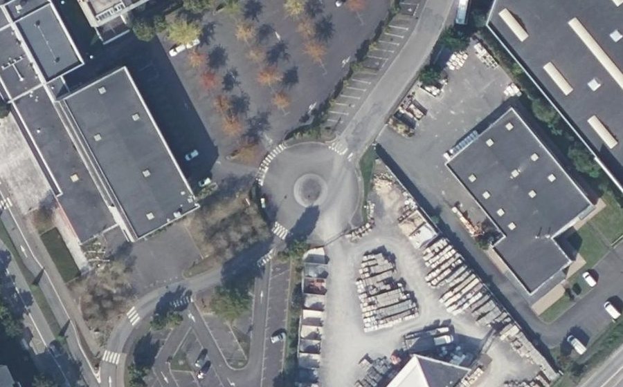 Vue aérienne du Rond-point anonyme n°104835518