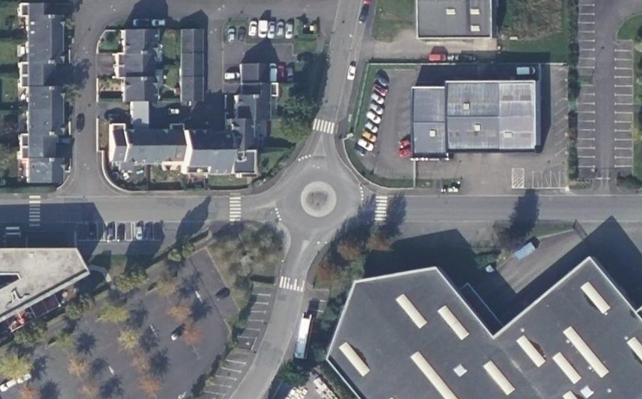 Vue aérienne du Rond-point anonyme n°104835525