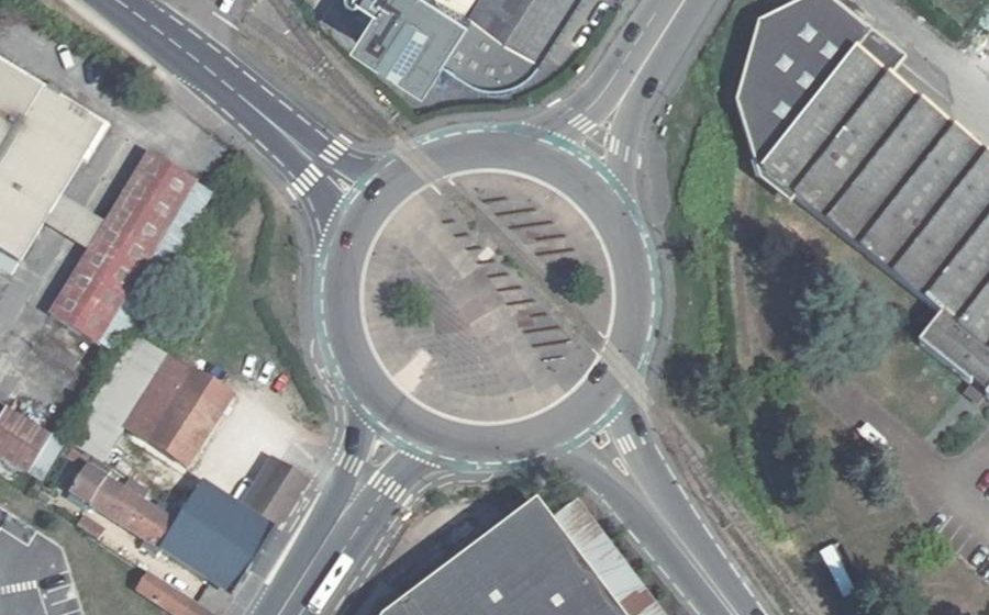 Vue aérienne du Rond-point anonyme n°1049156528