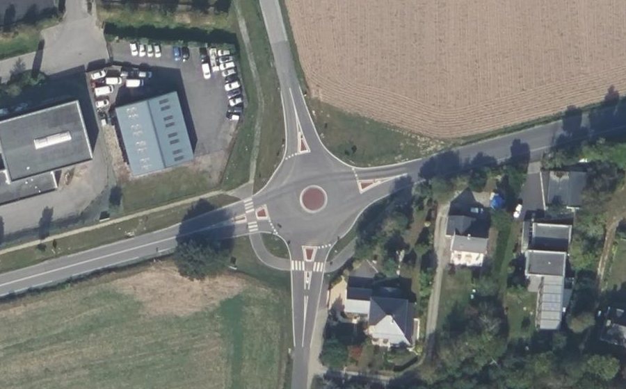 Vue aérienne du Rond-point anonyme n°1049373904