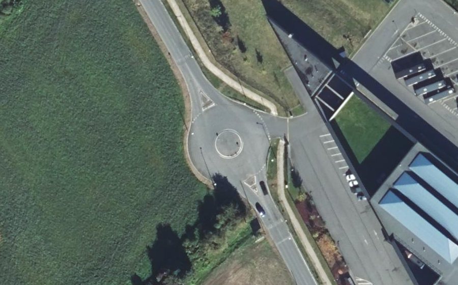 Vue aérienne du Rond-point anonyme n°1049979672