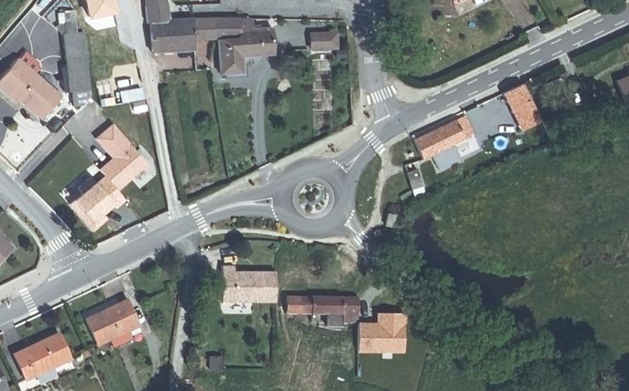 Vue aérienne du Rond-point anonyme n°105019574