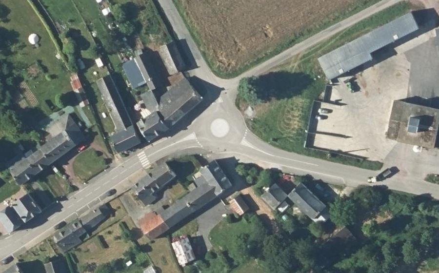 Vue aérienne du Rond-point anonyme n°1050998130