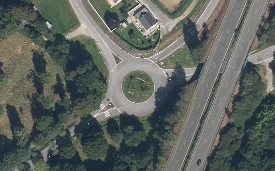 Vue aérienne du Rond-point anonyme n°105151283