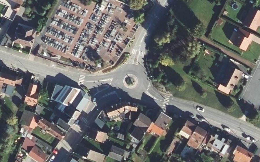 Vue aérienne du Rond-point anonyme n°105152857