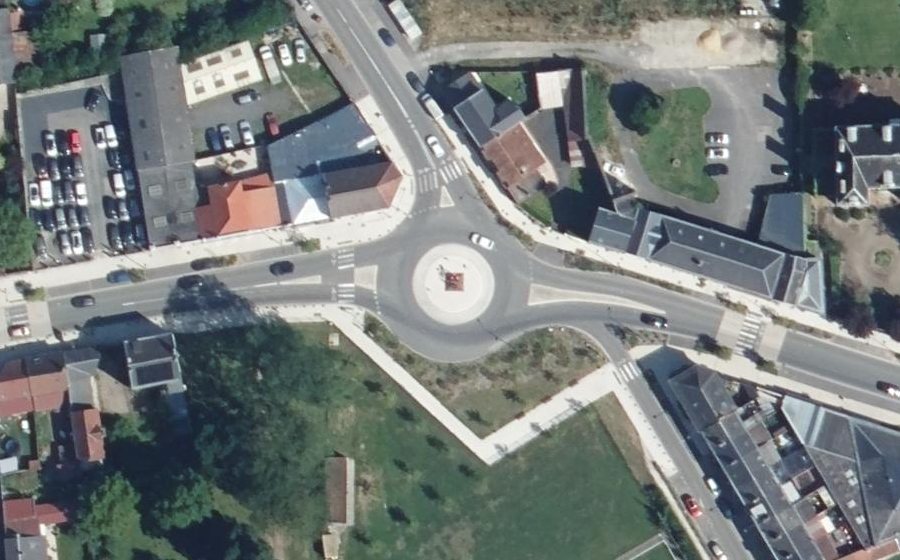 Vue aérienne du Rond-point anonyme n°1051743871