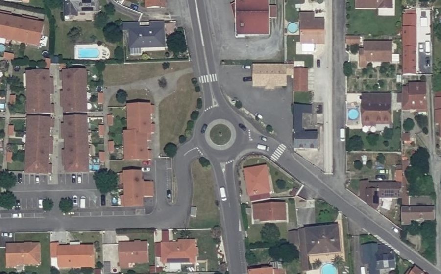 Vue aérienne du Rond-point anonyme n°105180860