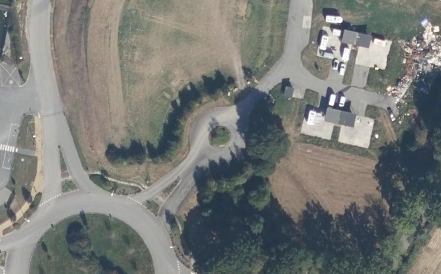 Vue aérienne du Rond-point anonyme n°1051917844