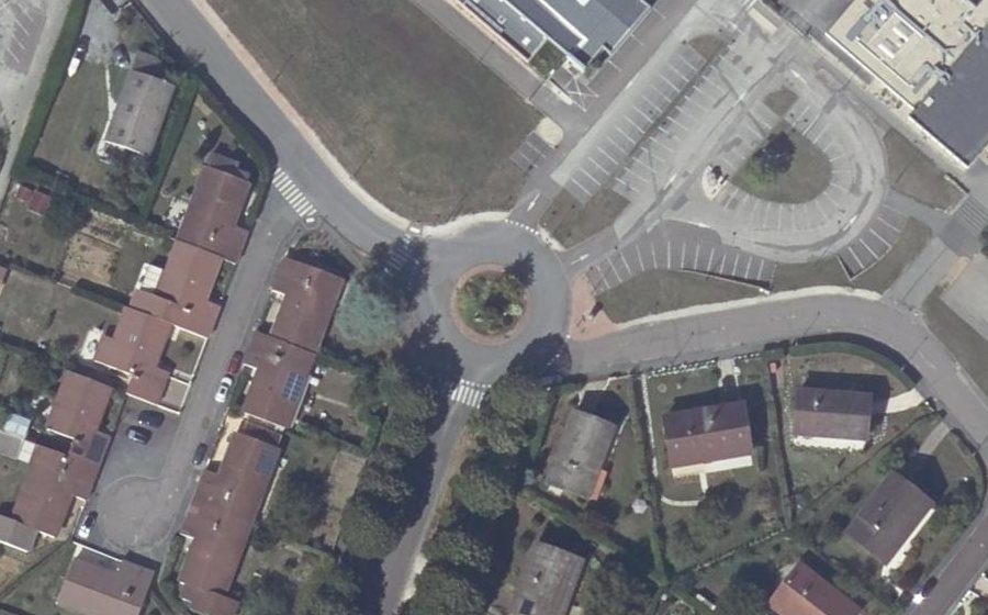 Vue aérienne du Rond-point anonyme n°1051951580