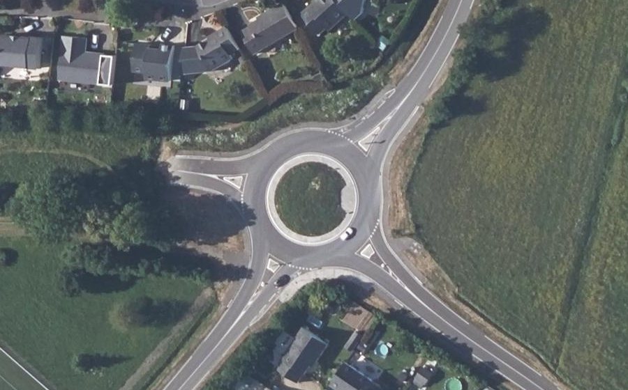 Vue aérienne du Rond-point anonyme n°1052118337