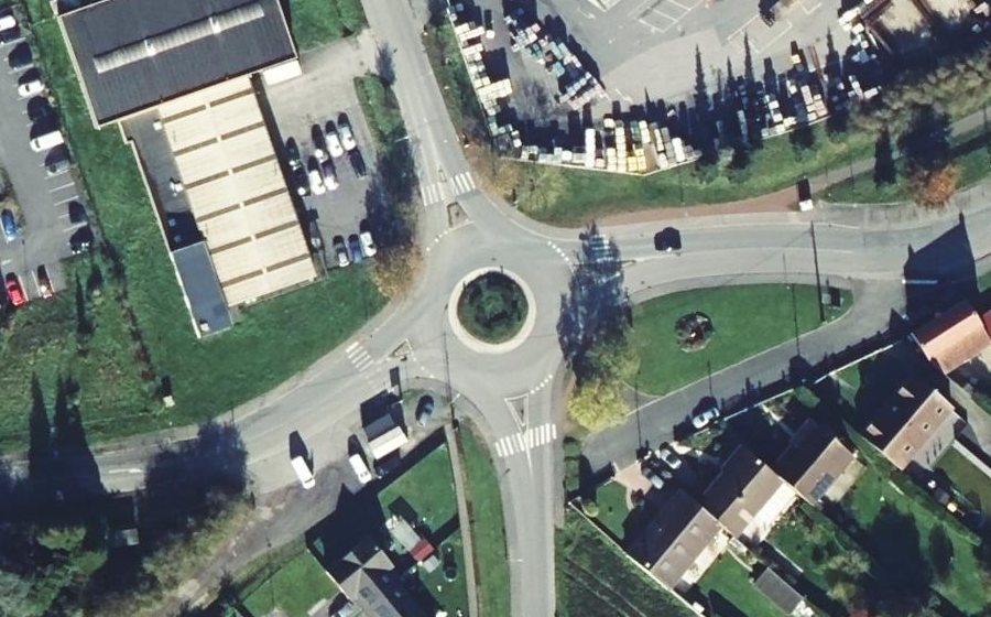Vue aérienne du Rond-point anonyme n°105217816