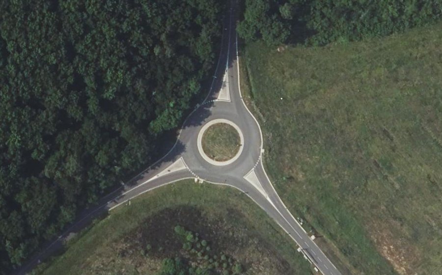 Vue aérienne du Rond-point anonyme n°1052226318