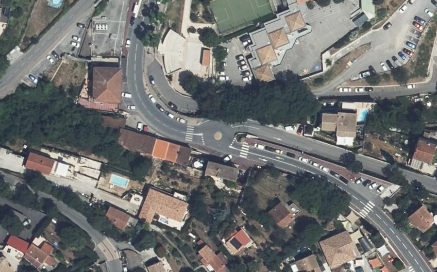 Vue aérienne du Rond-point anonyme n°1052455640