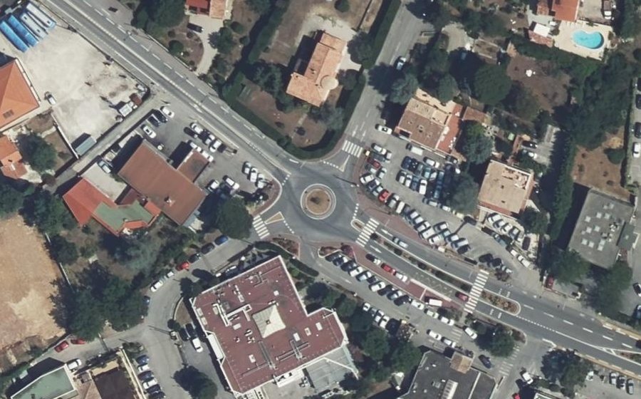 Vue aérienne du Rond-point anonyme n°1052516270