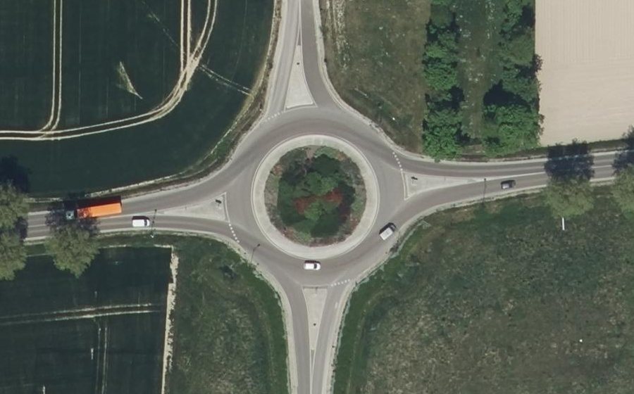 Vue aérienne du Rond-point anonyme n°1052607878