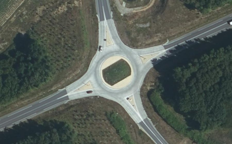 Vue aérienne du Rond-point anonyme n°1052643691
