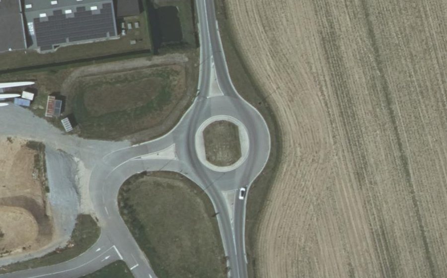 Vue aérienne du Rond-point anonyme n°1052684062