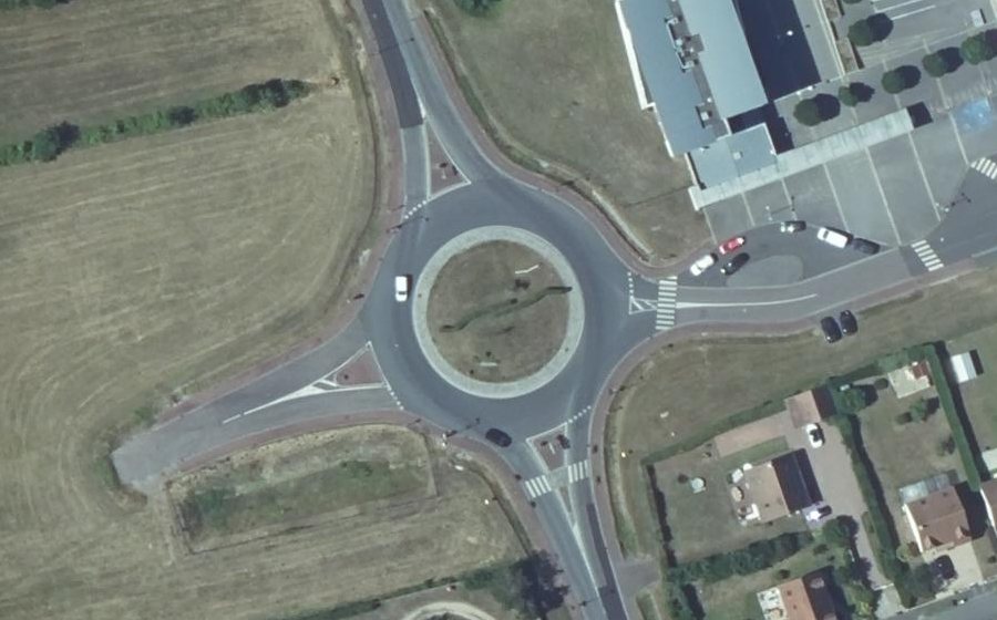 Vue aérienne du Rond-point anonyme n°105274180