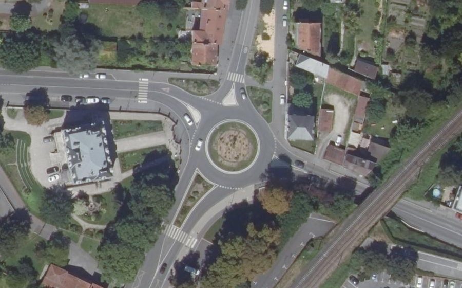 Vue aérienne du Rond-point anonyme n°1052768244