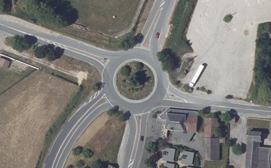 Vue aérienne du Rond-point anonyme n°105277174