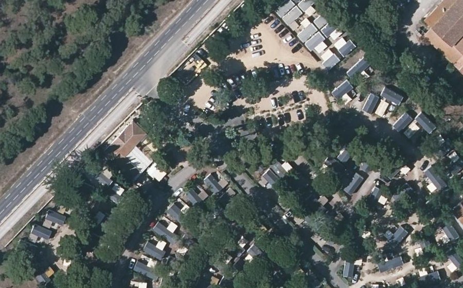 Vue aérienne du Rond-point anonyme n°1052970394