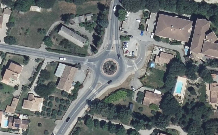 Vue aérienne du Rond-point anonyme n°105309234